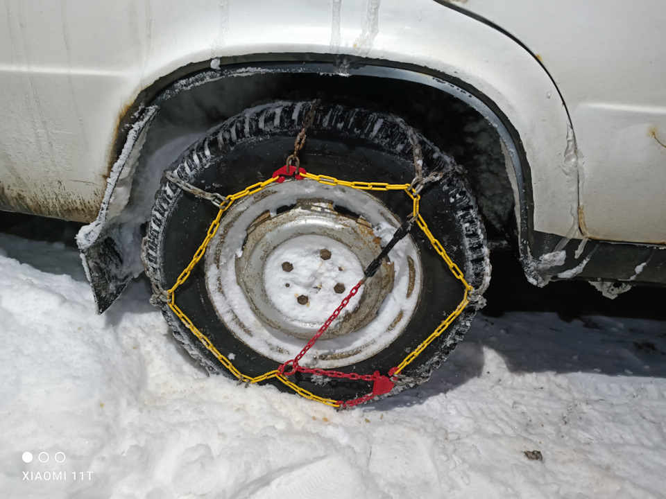 Нашел цепи, вспомнил примерно как одеть. — Lada 21011
