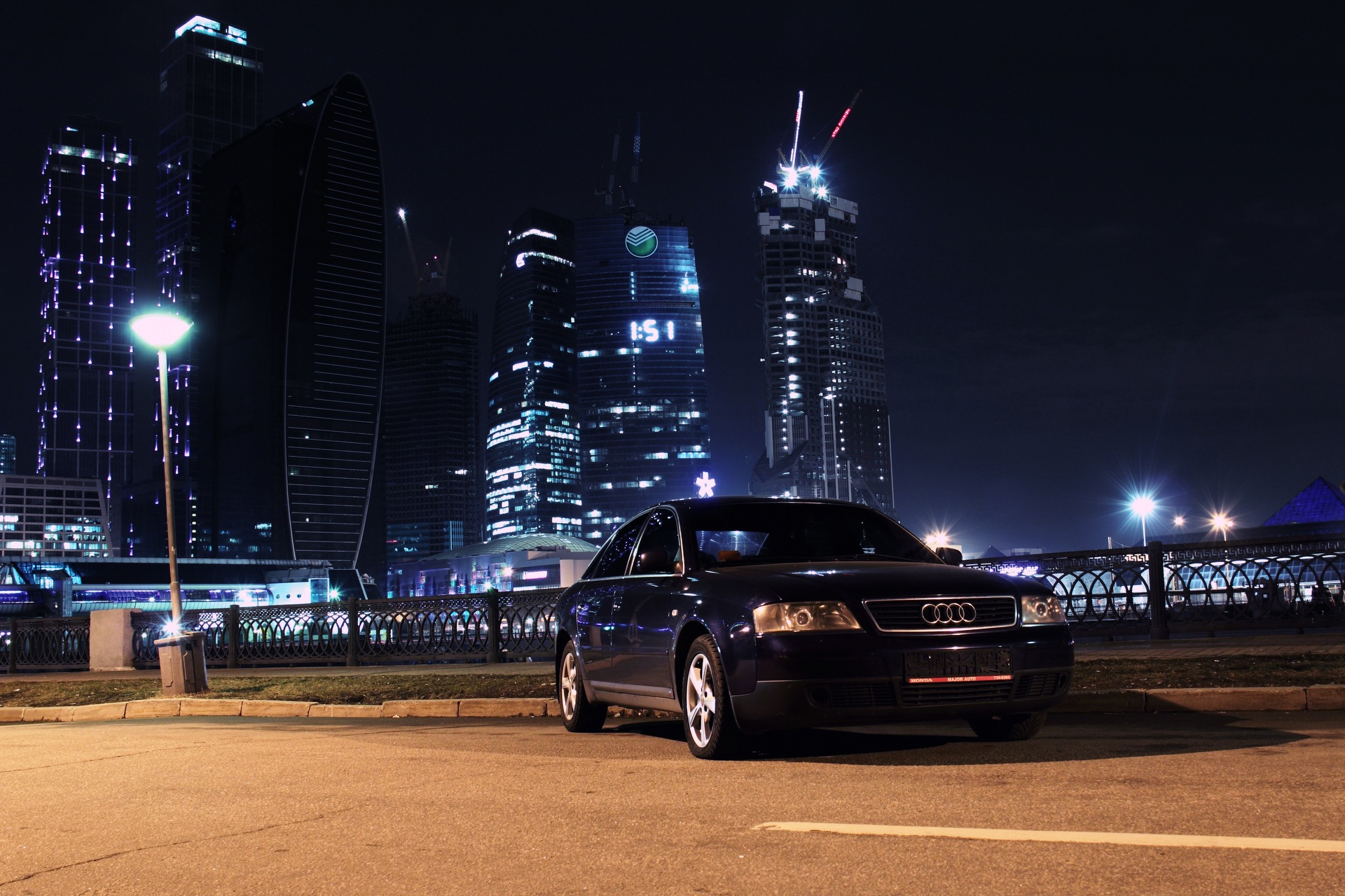 Город машин отзывы. Приора Москва Сити. БМВ g11 ночью. BMW m5 e39 в ночной Москве. БМВ Москва Сити.