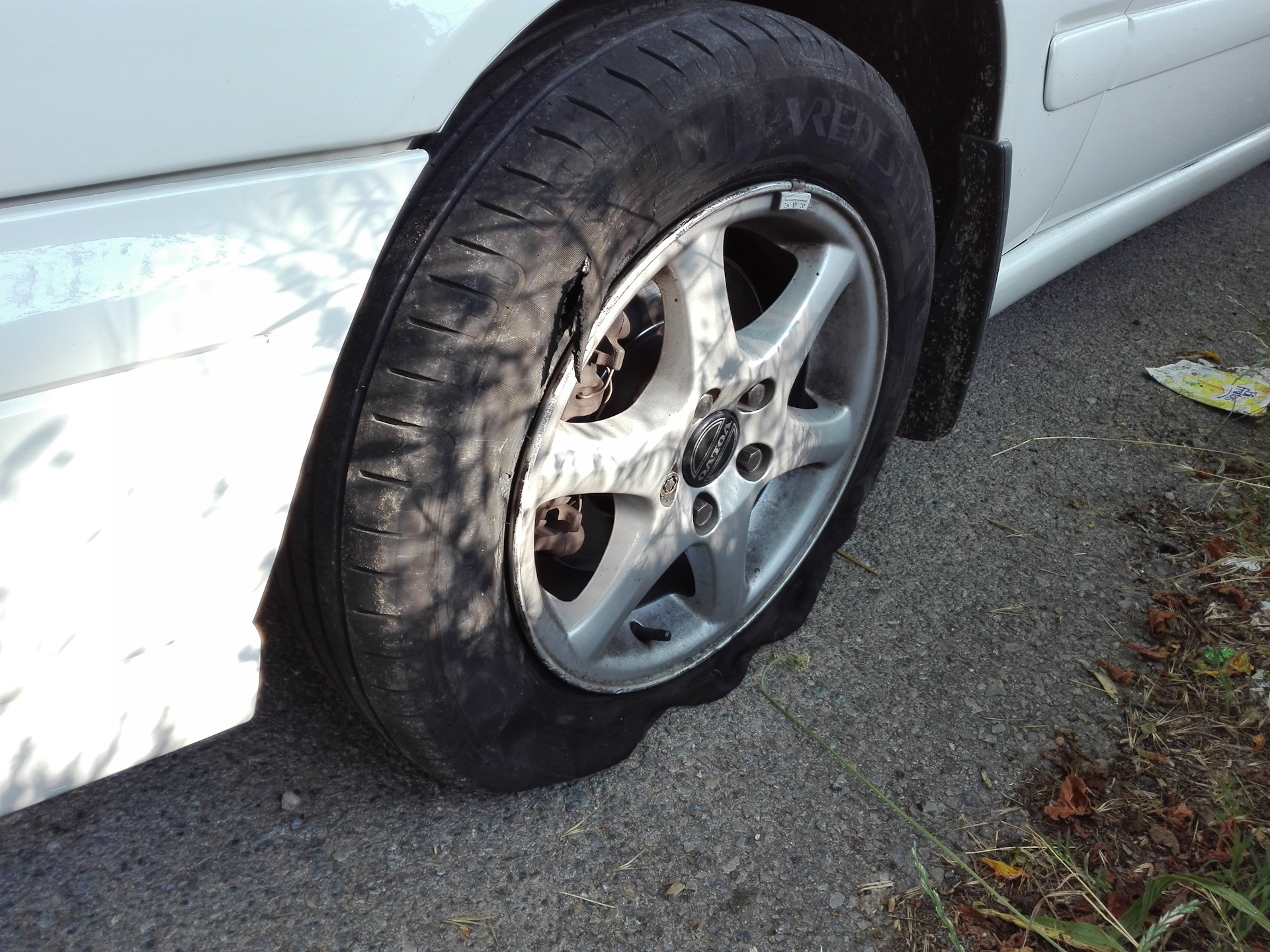 Пробила 2 колеса. Взорвалось колесо на яме. Два пробитых колеса. Два пробитых колеса. Форд фокус 2 спущено колесо.