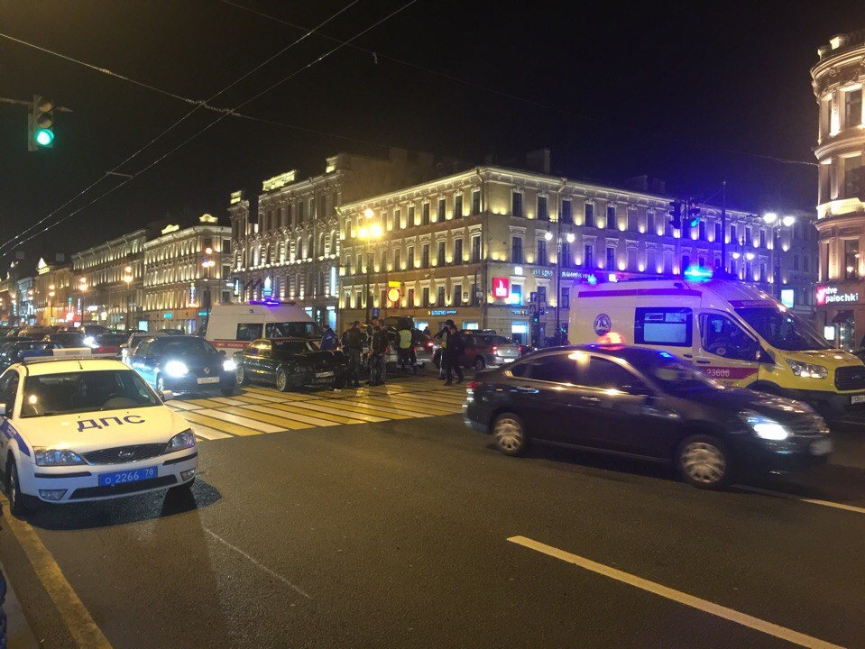 Доставка сейчас спб. Машины Санкт-Петербург на Невском проспекте. Движение машин на Невском.