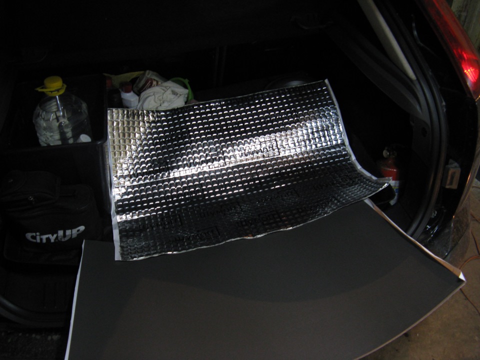 Виброшумоизоляция крышки багажника — Ford Focus Hatchback II, 2 л, 2006 ...