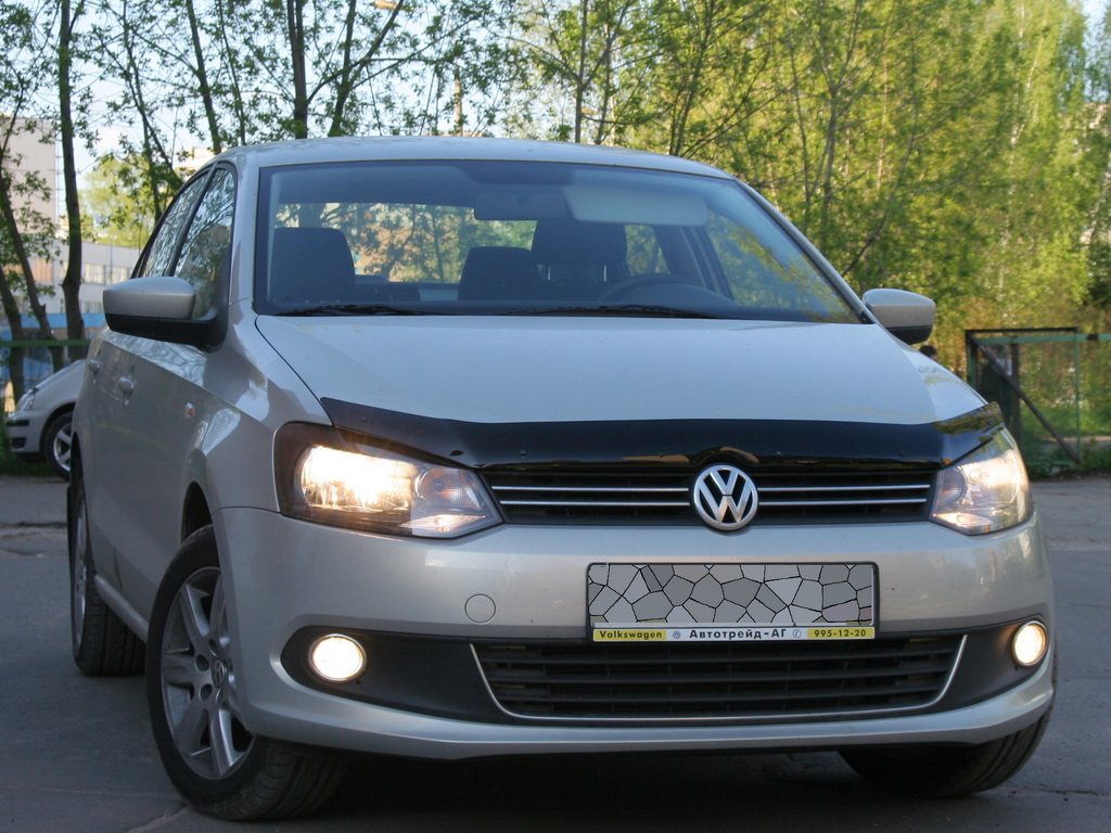 Дефлектор капота — Volkswagen Polo Sedan, 1,6 л, 2011 года | аксессуары |  DRIVE2