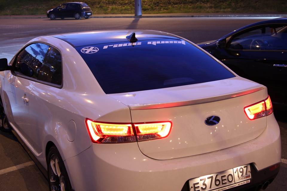 Kia Cerato Koup белая в наклейках