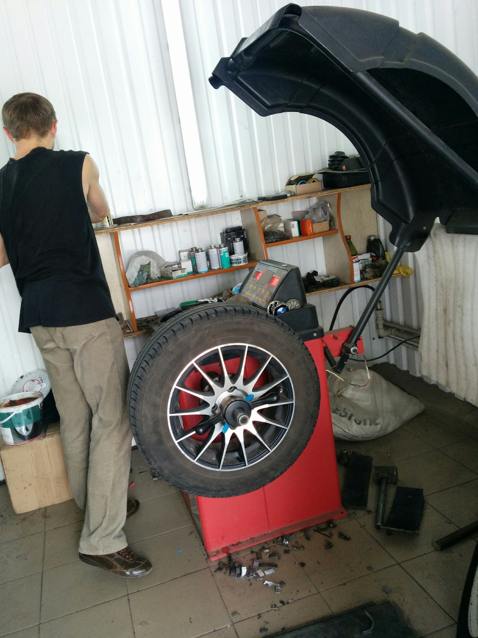 Заехал на балансировку колес — нашел саморез и попал на 2е шпильки и ...