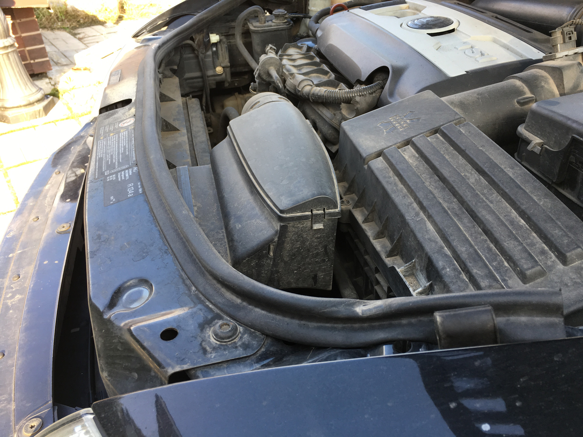 Уплотнитель капота шкода. Уплотнитель под капот шкода рапид 2020. Штатные уплотнители капота шкода рапид. Skoda yeti уплотнитель капота. Резинки капота skoda rapid.