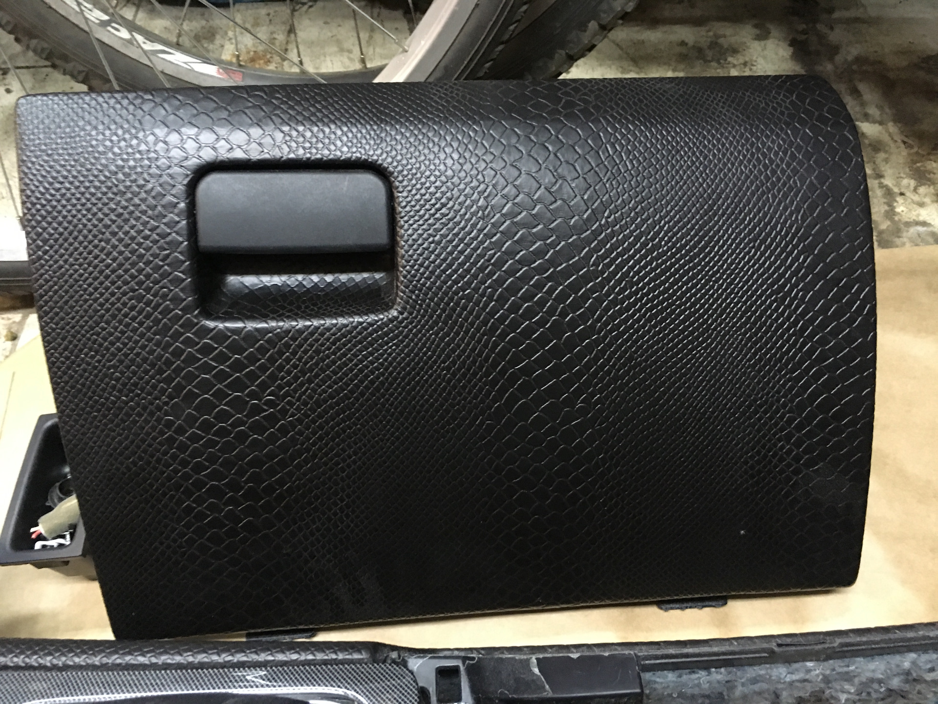 перетяжка нижний тагил. обтянутая кожзамом торпеды газ 31029. салон алькантара genesis gv 70. педикюрные кресла герлах. обивка дивана.