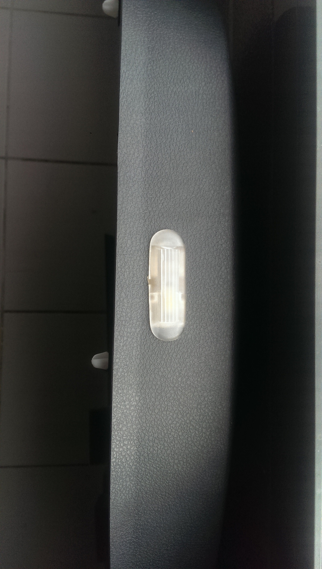 Стоп сигнал ix35. Рено меган 2 лампочки в дверях. Лампочки подсветки ног инфинити фх37. Как заменить лампочку в дверях. Мазда 6 gh лампы задних плафонах.