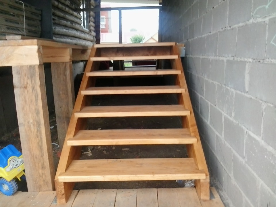 Сооружение деревянной лестницы для дома своими руками