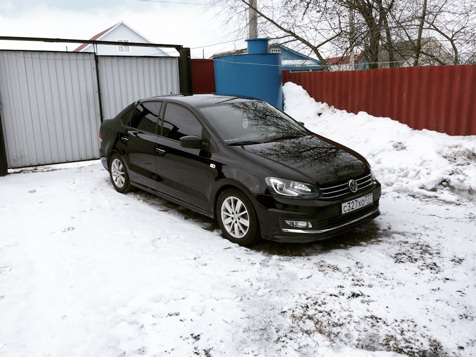 Поло седан черный тюнинг #21. Переходники 5х100 на 5х112 - Volkswagen Polo Sedan, 1,6 л, 2017 года тюнинг