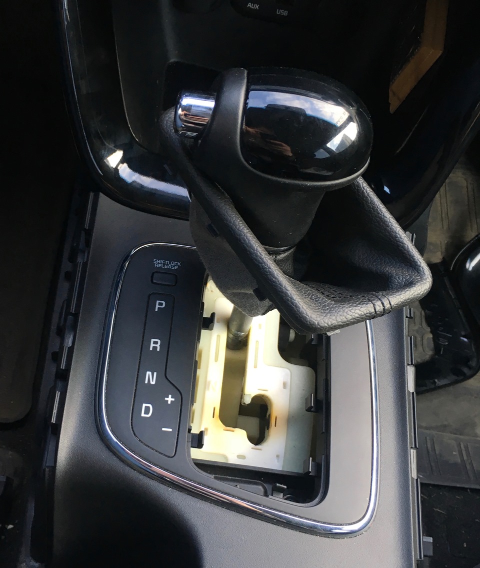 Устанавливаем верхнюю часть напольной консоли — KIA Ceed (2G)