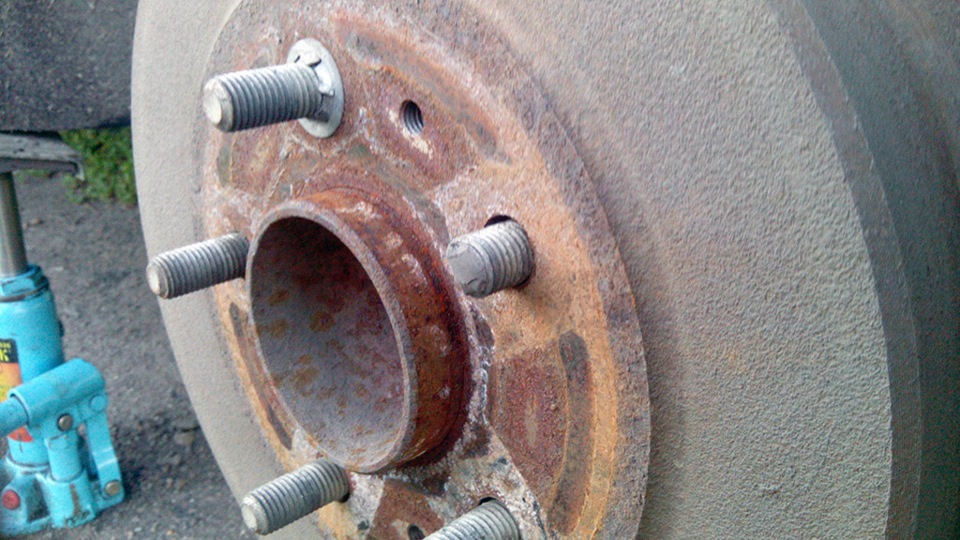 Обломилась шпилька вместе с гайкой — Ford Focus II Sedan, 1,8 л, 2008 ...