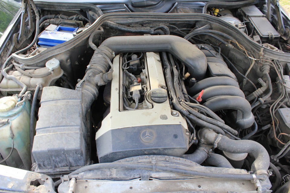 W124 фото под капотом