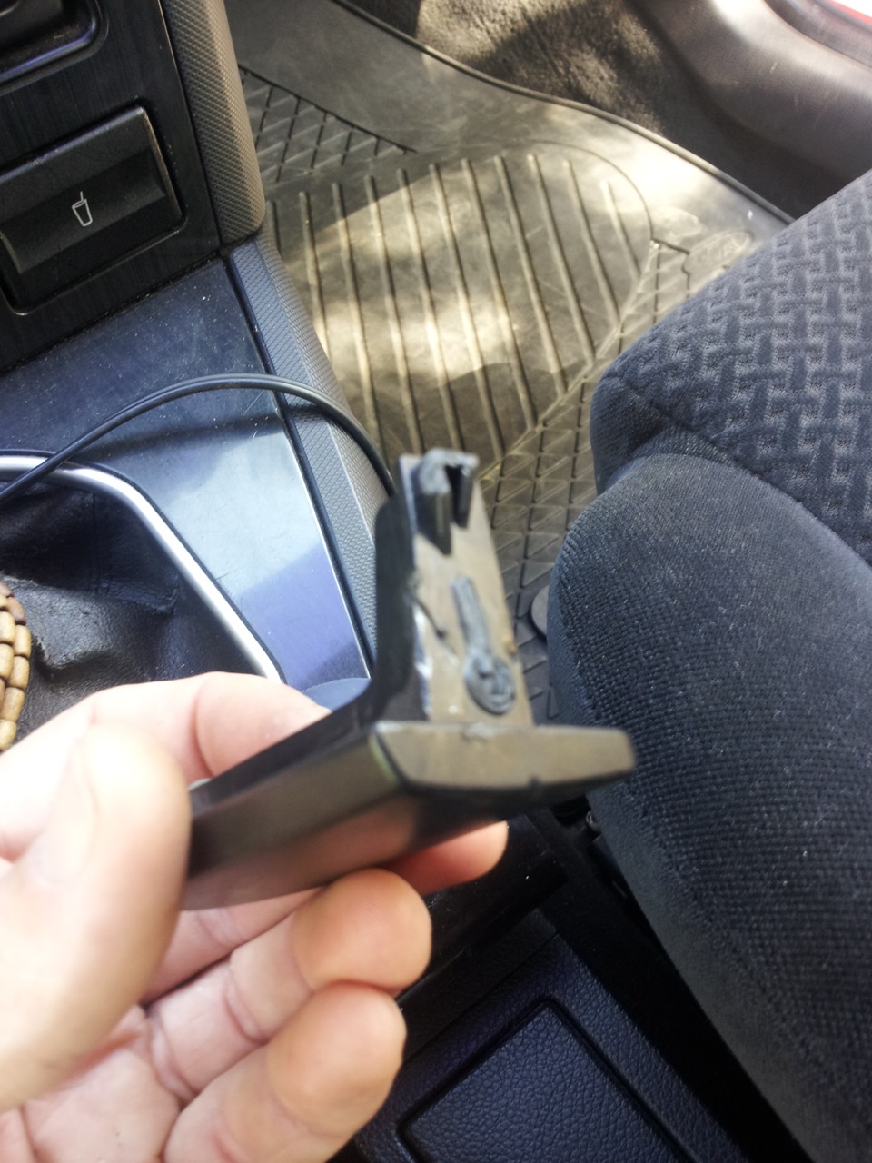 отломано 2 детали и что от куда хрен его знает :) — Ford Mondeo III