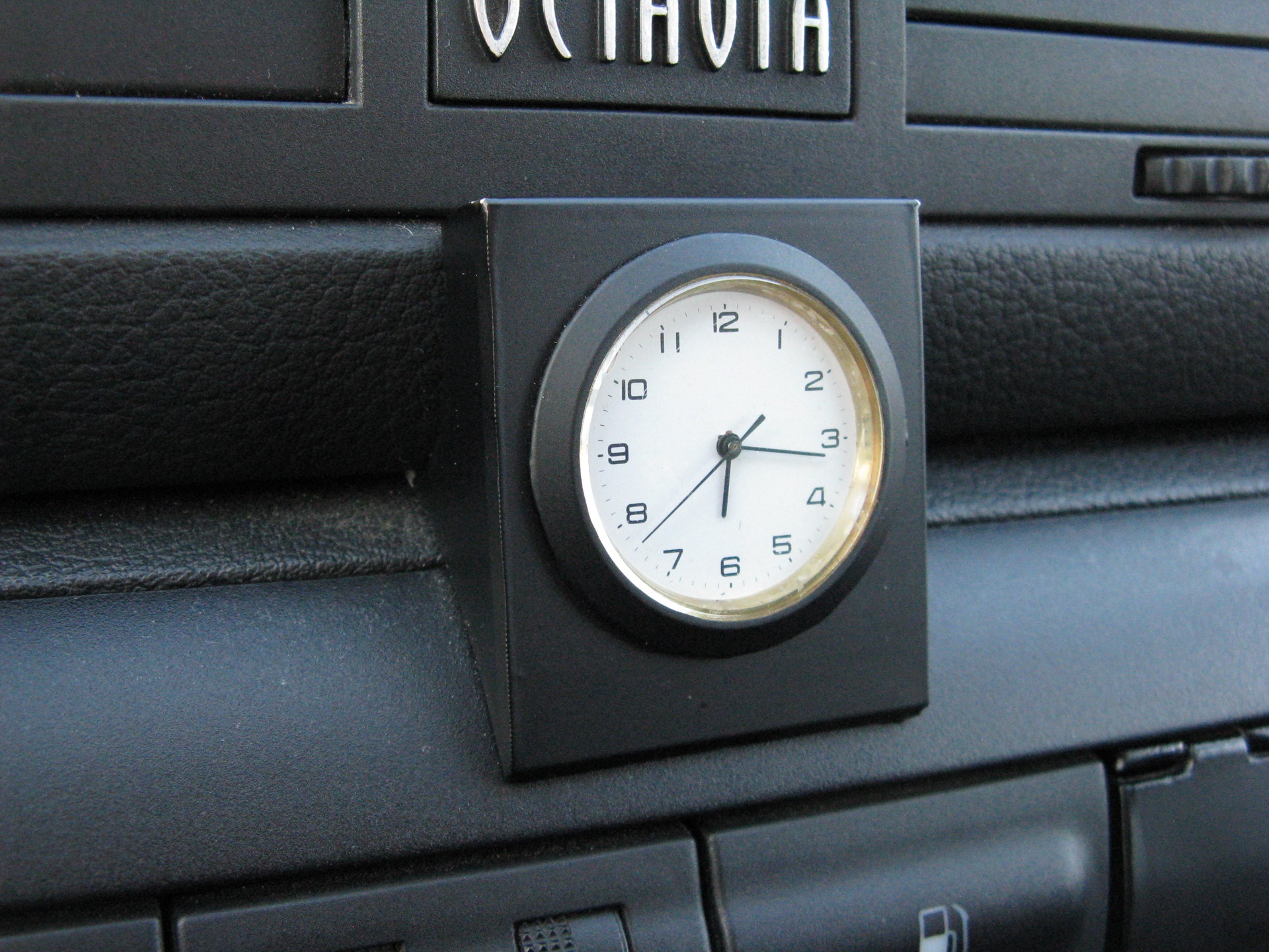 Установить часы в автомобиль. Автомобильные часы на шкоду. Passat b7 аналоговые часы. Автомобильные часы рр-т30. VW t3 аналоговые часы.