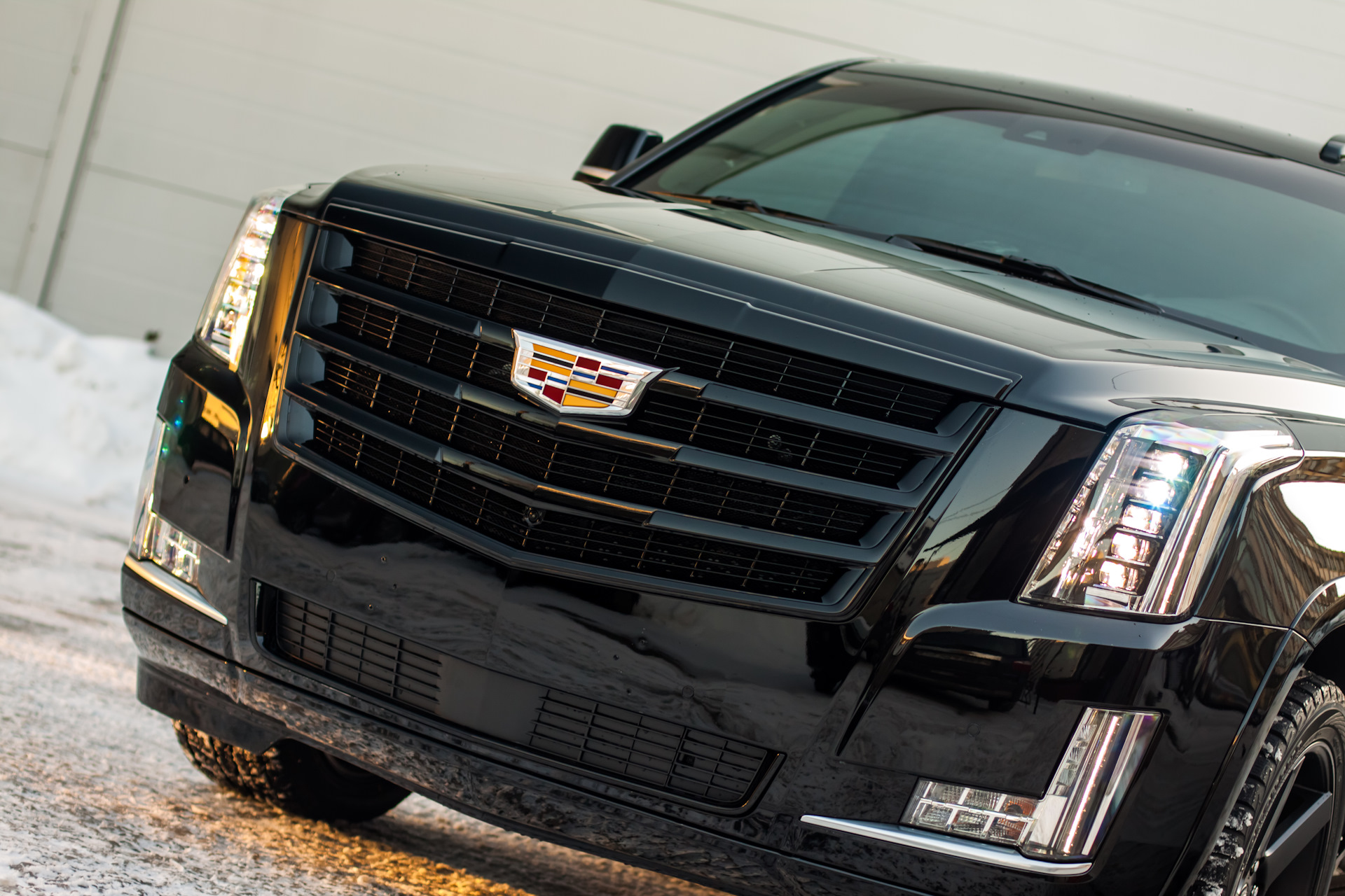 Черный Cadillac Escalade 2021 ночью