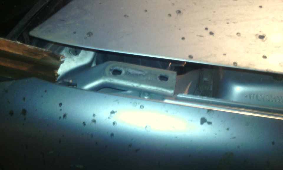 Устранение противного звука петель капота — Lada Приора седан, 1,6 л ...