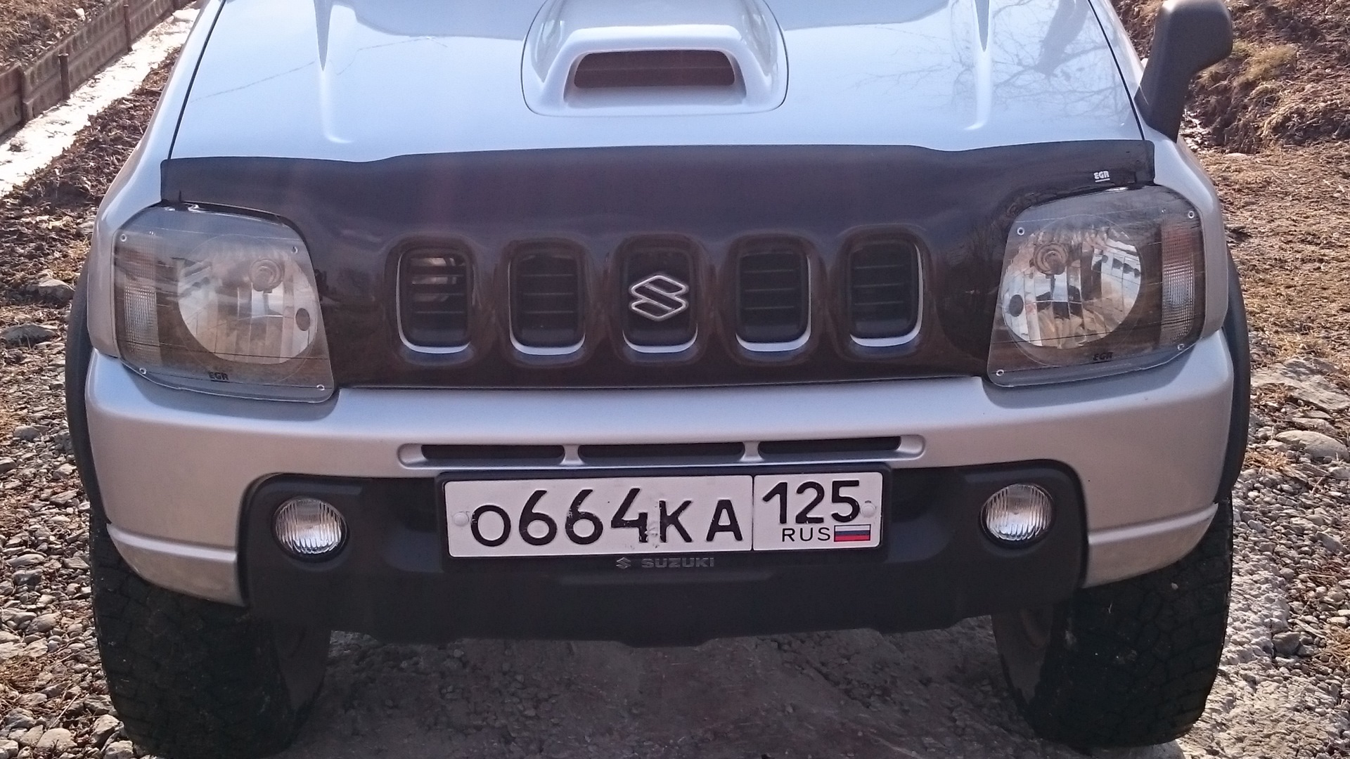 Капот сузуки джимни. Дефлектор капота Suzuki Jimny. Jimny 43 1998. Мухобойка на Сузуки Джимни. Suzuki Jimny 2022.