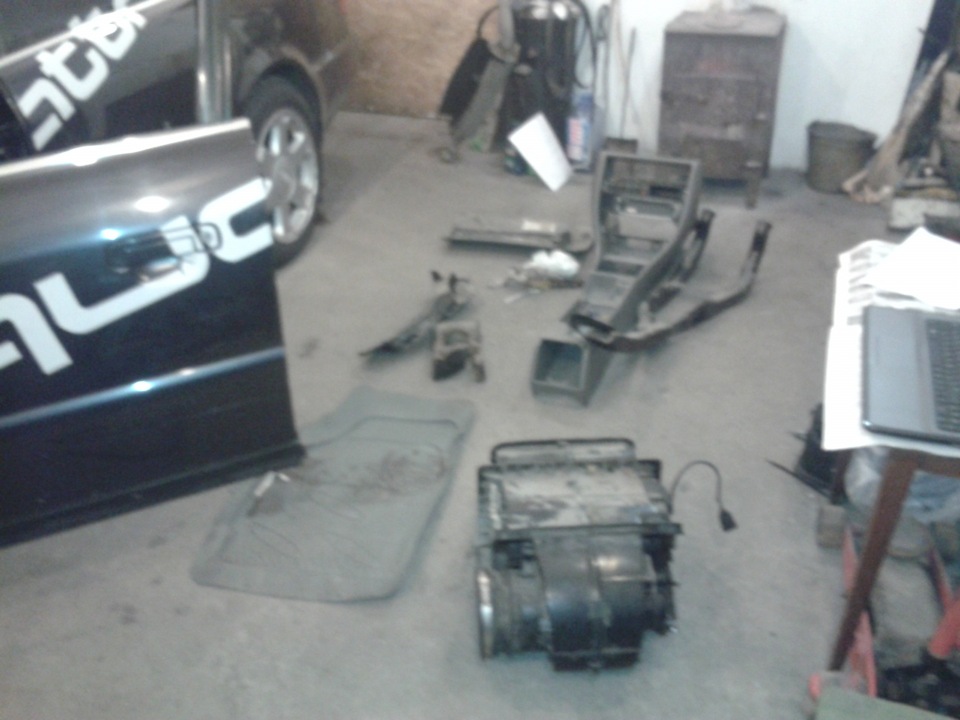 если у вас течет радиатор печки тогда это полная яма — Audi S6 (C4), 2 ...