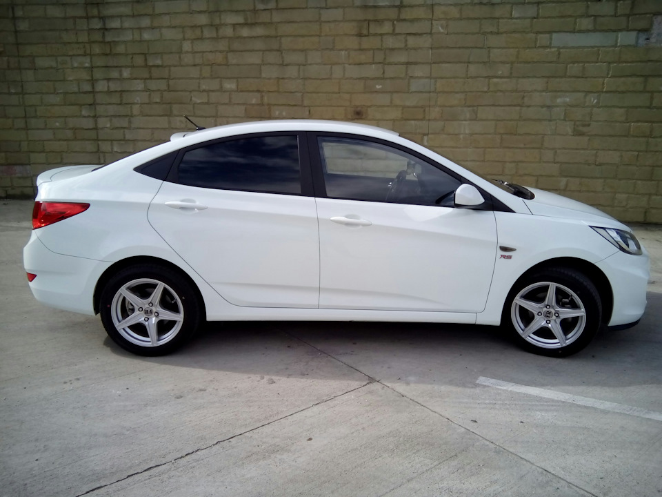 Как выглядит белый hyundai solaris