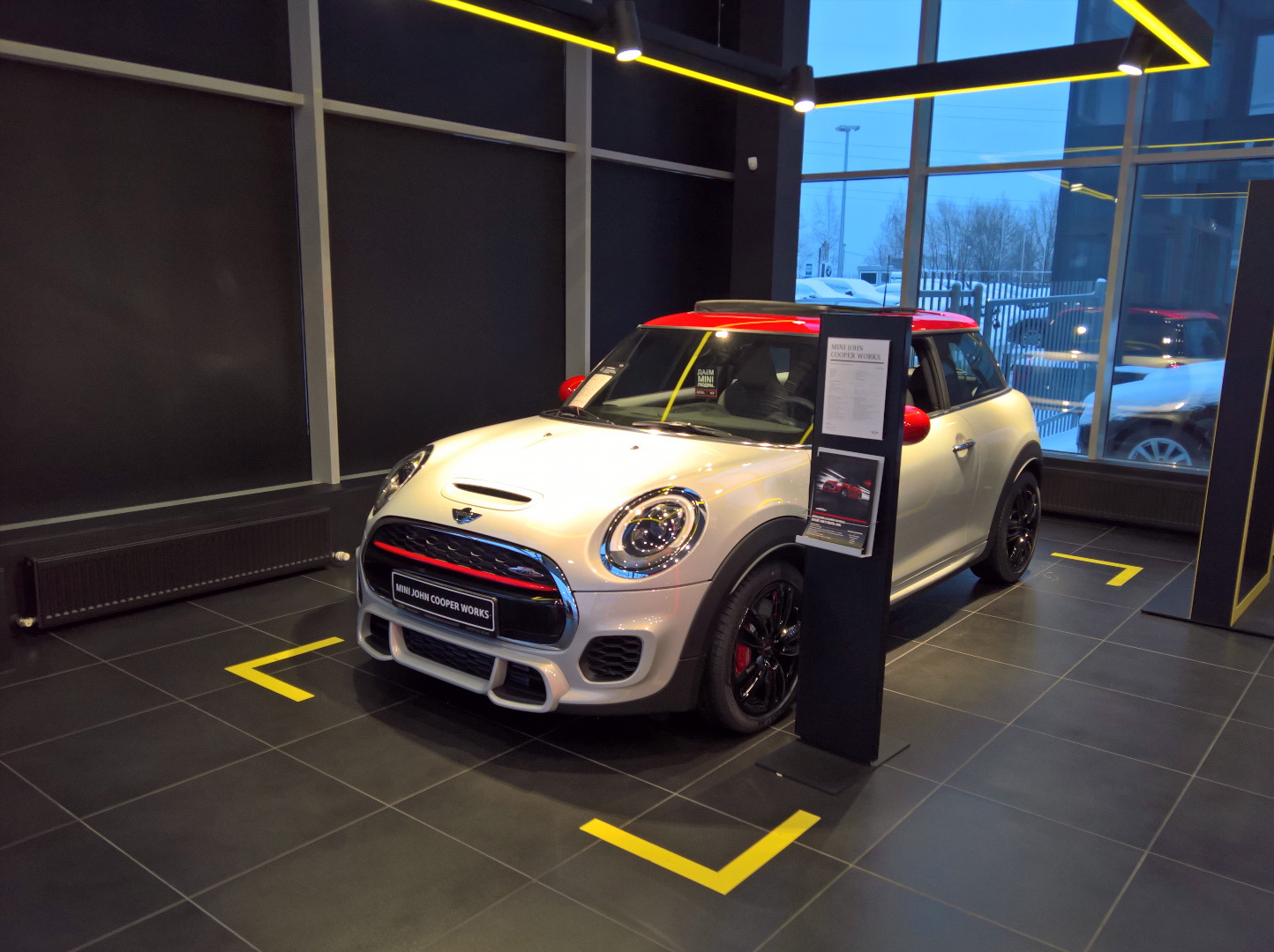 20 сравнение Mini Cooper S 2017 с Bmw F30 Bmw 3 Series 20 л