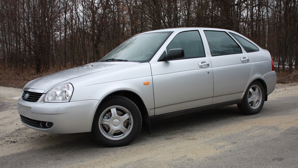 Серебристая Lada Priora хэтчбек 2009