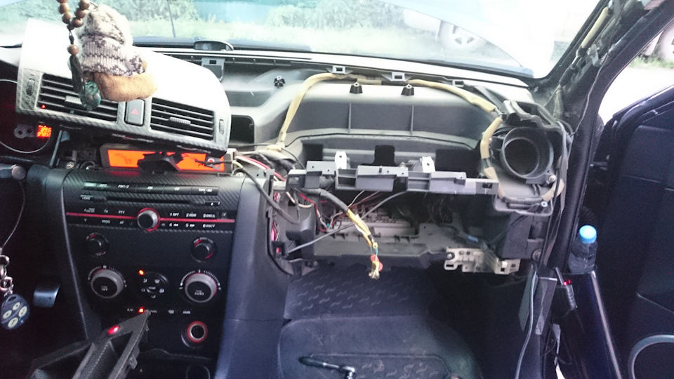 как снять торпеду на мазде