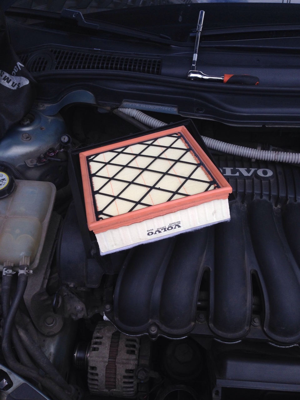 Замена воздушного фильтра, чистка дросселя и клапана cvvt — Volvo C30 ...