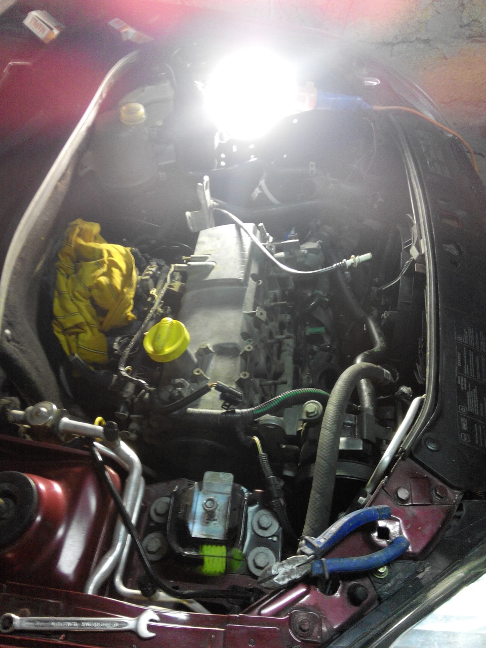 Вылился антифриз (снимаем ГБЦ) — Renault Symbol, 1,4 л, 2003 года ...