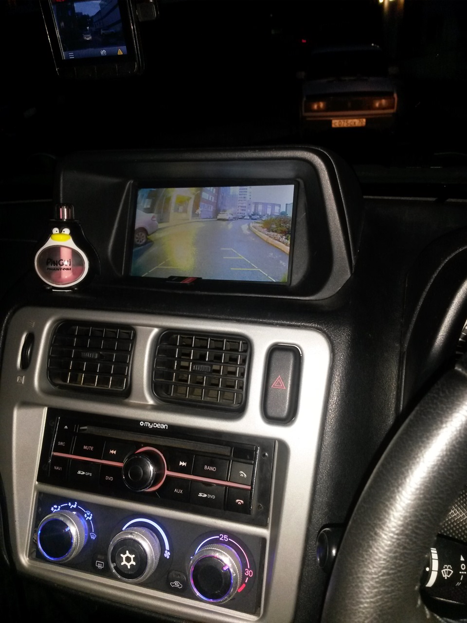 В темноте фонари дают засветку, днём видно очень хорошо — Mitsubishi Pajero iO