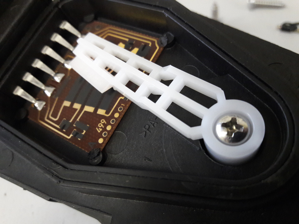 Поставил метку иголкой, это заводская норма. Открутил болтик и передвинул влево контактные пары, имитируем нажатие. — Lada Гранта Лифтбек (1G)