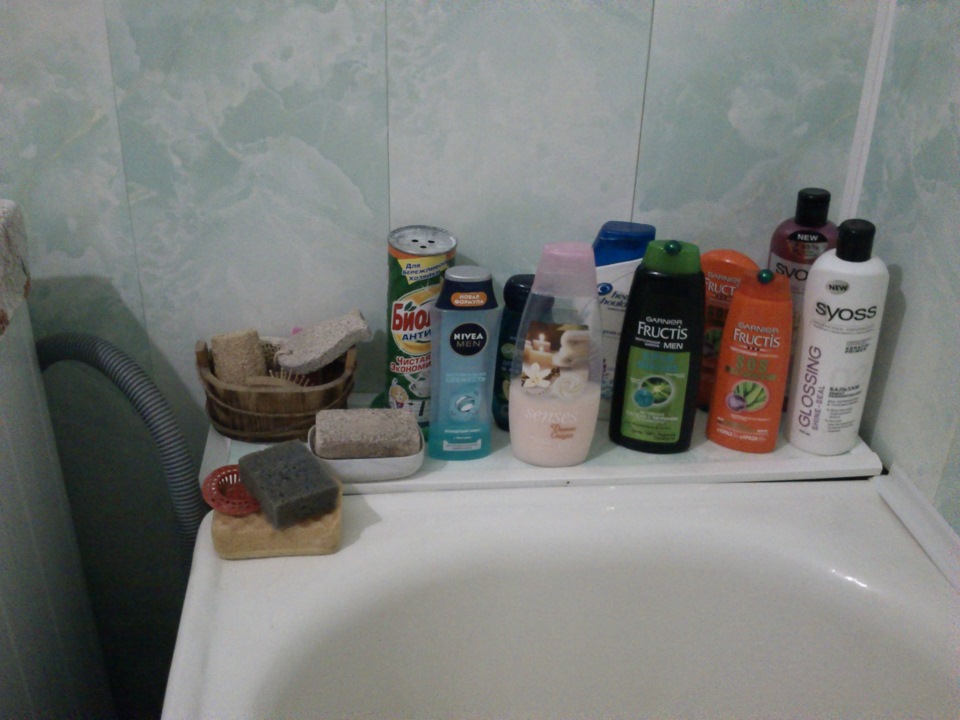 Просроченный шампунь можно. Полка в ванной между ванной и стеной под шампуни. Просроченный шампунь. Просроченный гель. Если шампунь просрочен.