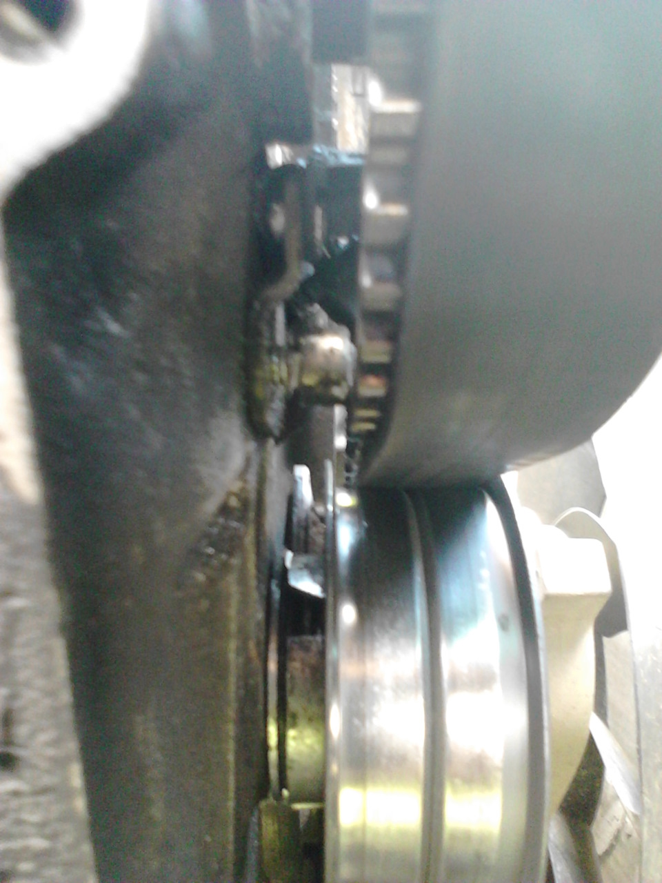 видно плохо, но заметно что он упирается в шестерню — Volkswagen Passat B5