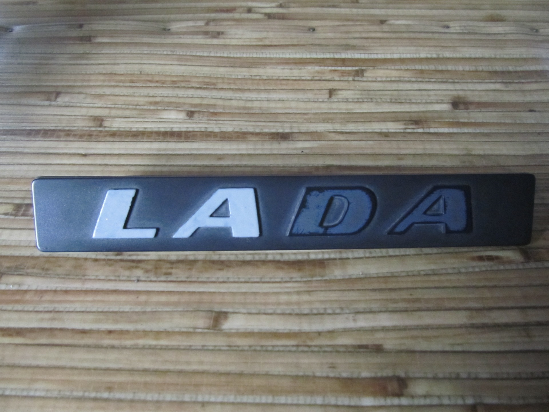 Шильдик тойота королла g6. Шильдик черный приора сочи. Надпись фольксваген на крышку багажника. Шильдик v8 на авто. Шильдик на крышку багажника.