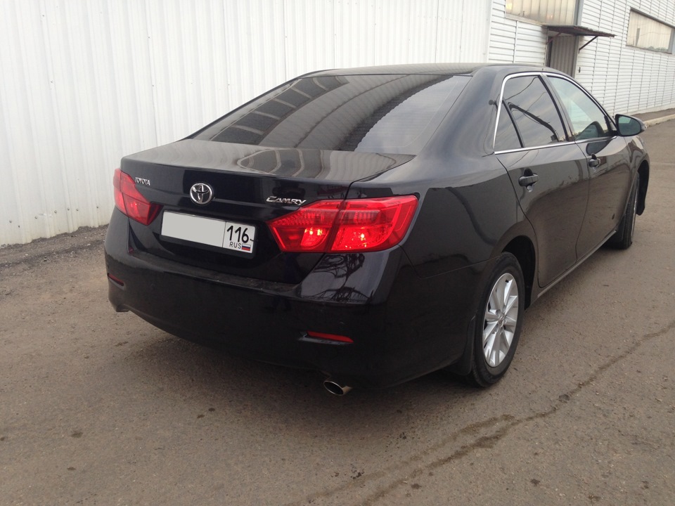 Камри 50 задние. Toyota Camry v50 сзади. Камри в50 антихром тонировка.