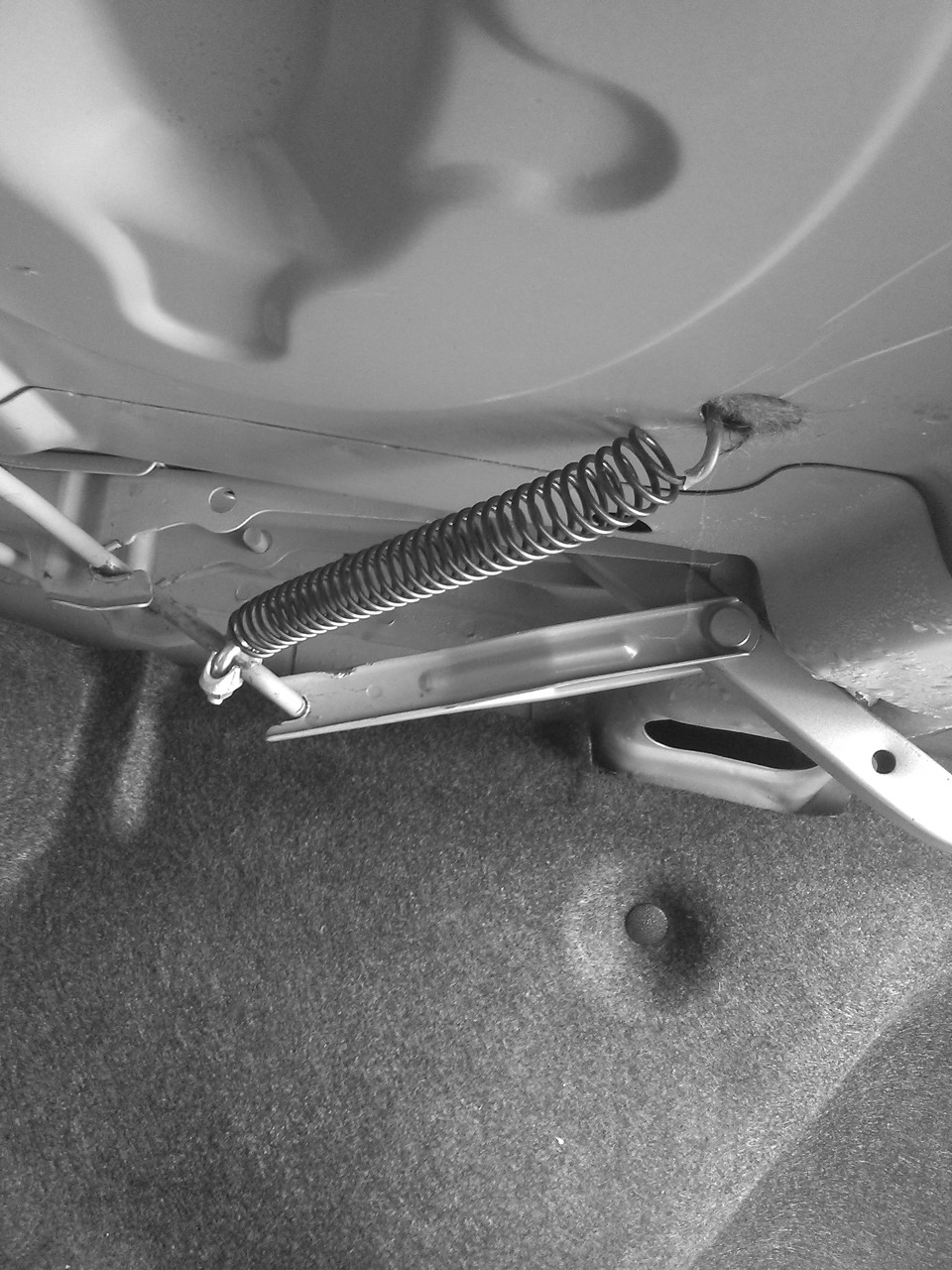 Avensis 2007 кнопка багажника. Кнопка открытия багажника toyota avensis 2004. Открывание багажника тойота авенсис. Avensis 2008 резинка кнопки багажника. Toyota avensis не открывается багажник.