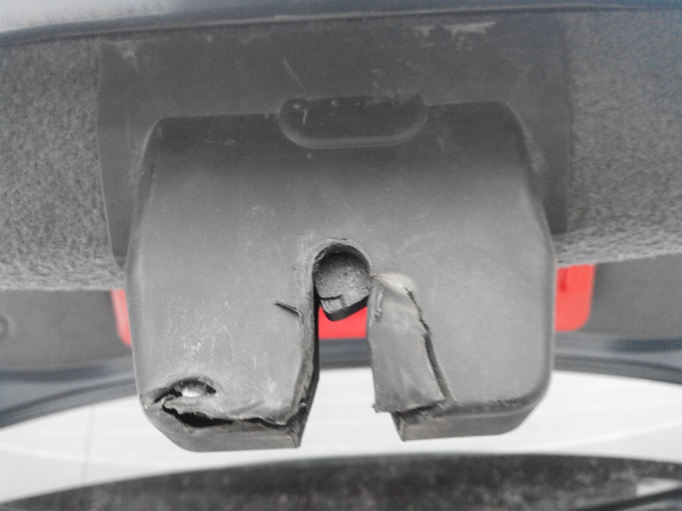 Защитная крышка замка багажника — Volvo S40 (2G), 1,8 л, 2008 года ...