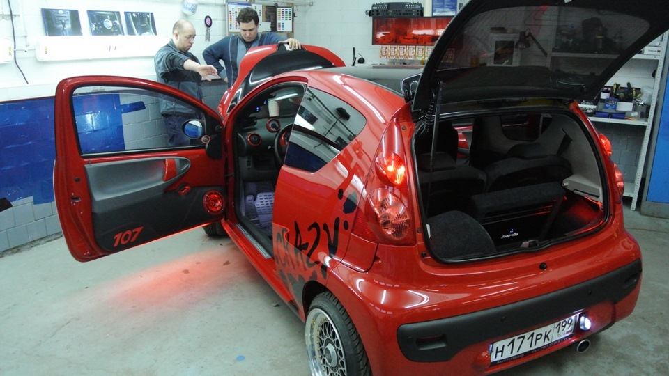 Автозвук 21. Автозвук Peugeot 107. Пежо 107 автозвук саб. Пежо 107 автозвук короб. Колонки в Пежо 107.