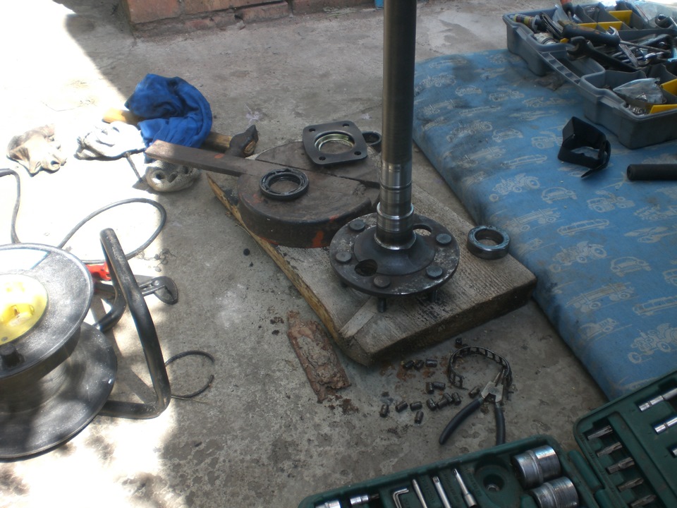 Раздели полуось, надпил на подшипнике и втулке и зубилом пару ударов и они лопнули. — SsangYong Musso