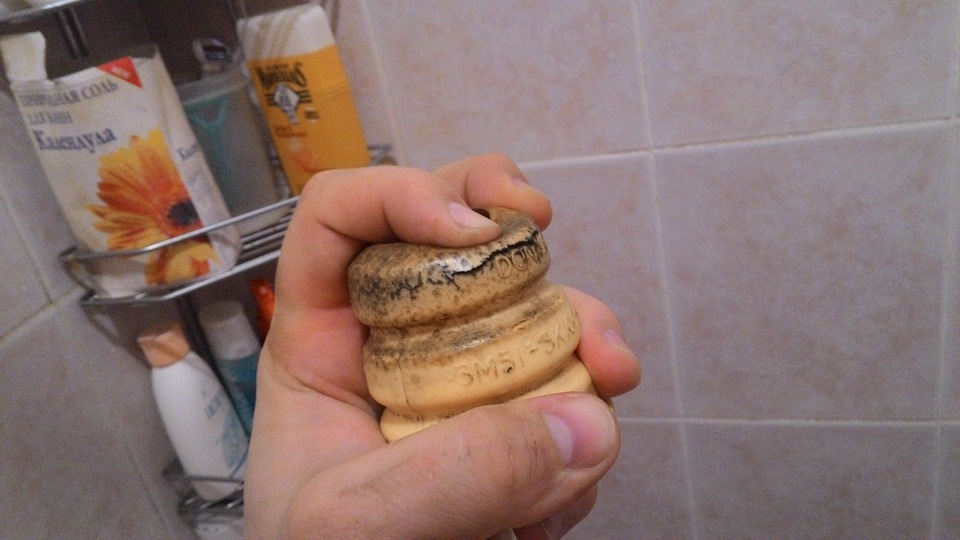 потек правый передний амортизатор — Ford Focus II Hatchback, 1,6 л ...