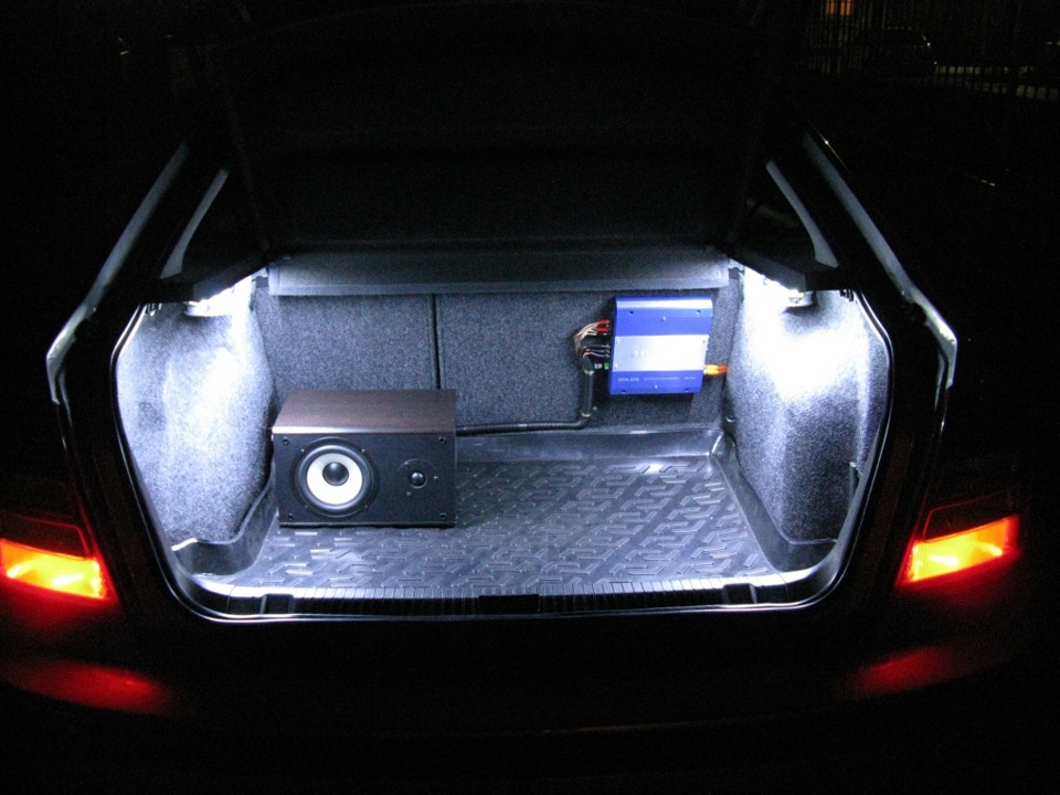 Шкода подсветка багажника. Skoda Octavia Tour 2008 год подсветка багажника.