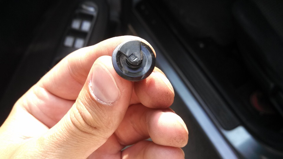 на левой стойке картина печальней, основание клипсы наполовину сломана. — Honda HR-V (1G)