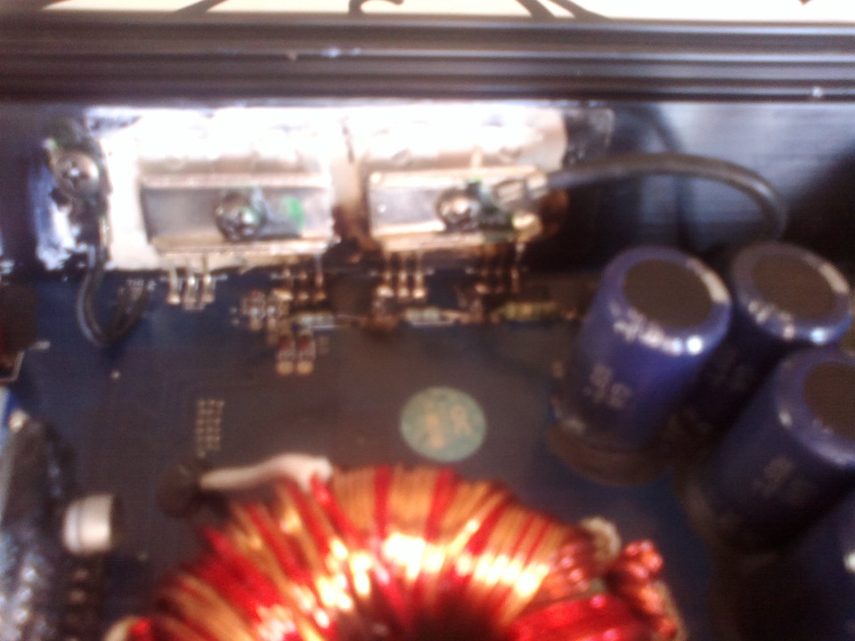 Усилитель kicx горит красная лампочка. Усилитель kicx 4 канальный красный. Сабвуфер усилитель горелый. 800. Усилитель звука rec 330.