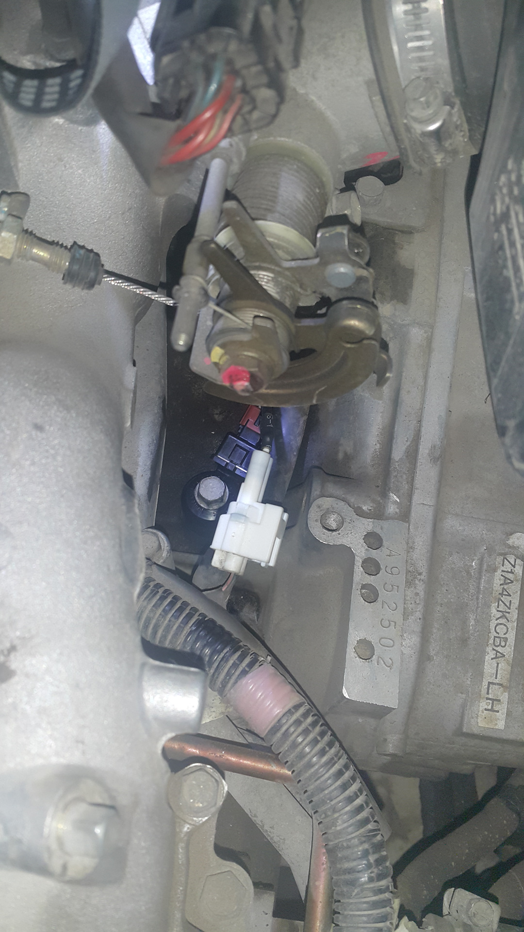 Мазда кседос 9 датчик детонации. Поменял дд. 5 где находится. Поменял дд. Мазда 323 датчик детонации.