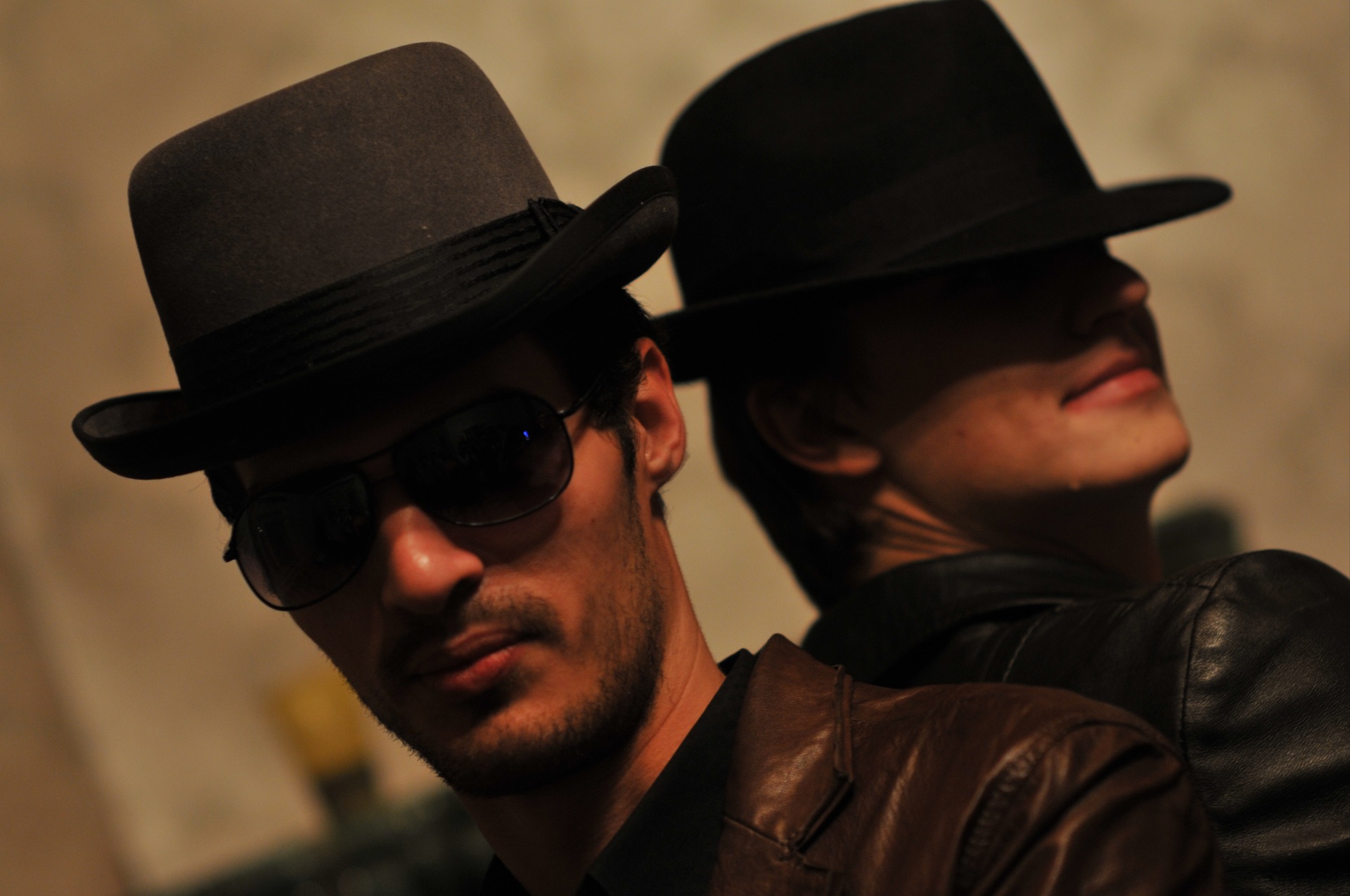 Микки коэн охотники на гангстеров. Аль капоне острые козырьки. Гангстер джон диллинджер. Шон пенн гангстер. Хороший год гангстер.