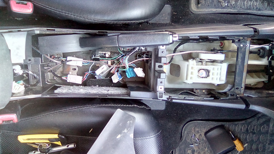 Пустил по центру провод — Mitsubishi Lancer X