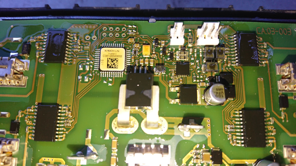 в центре на толстых выводах датчик тока, рядом с ним под наклейкой процессор управления Atmega644p, по углам четыре драйвера управления силовыми ключами 1ED020I12FA — Nissan Leaf (1G)