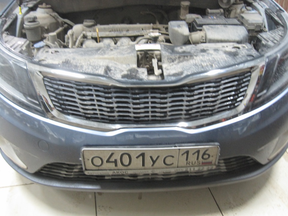 Хром затянут в глянец на решетке радиатора — KIA Rio (3G), 1,6 л, 2011 ...