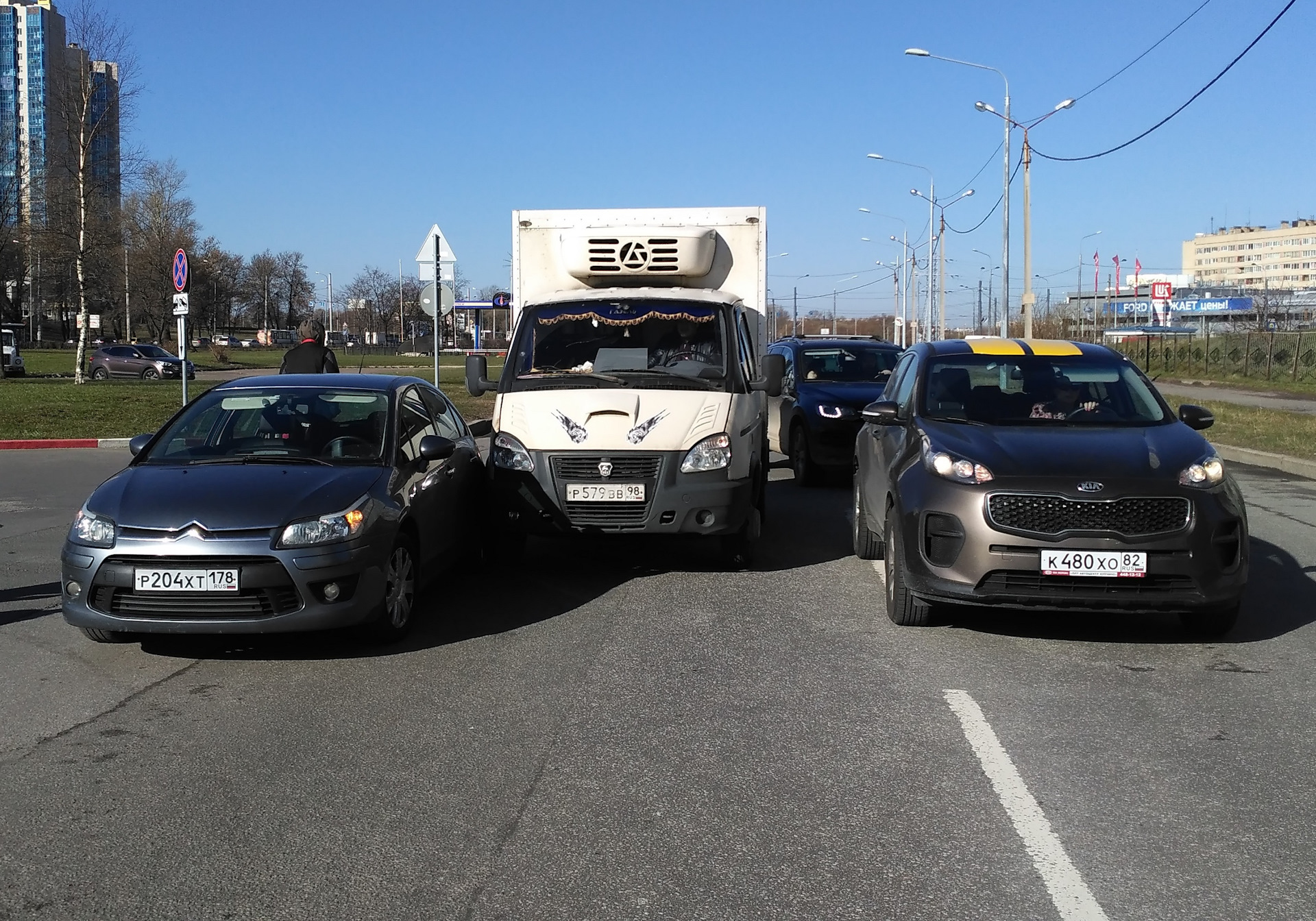 Слепой мудак за рулем газели, но и я не совсем прав. #нашихбьют ...