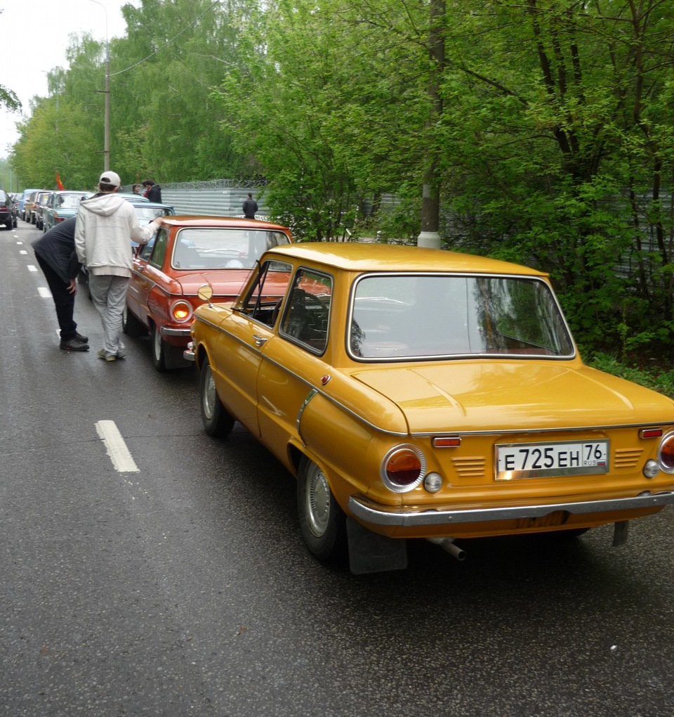 Ретро пробег. Москва 2003 год пробег ретро автомобилей. В975ен76. 968.