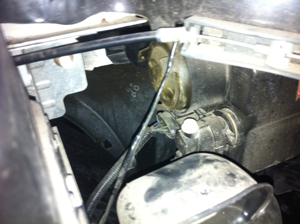 Ближний свет слева. Крепление лампочки ближнего света калина 2. Лампы ближнего света вольво хс90. Хендай акцент лампа ближнего света. Лампа ближнего света чери амулет 2007.